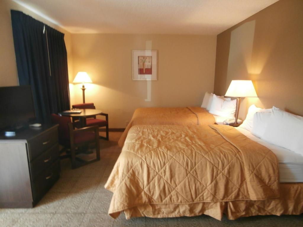 Кровать или кровати в номере Clinton Inn & Suites