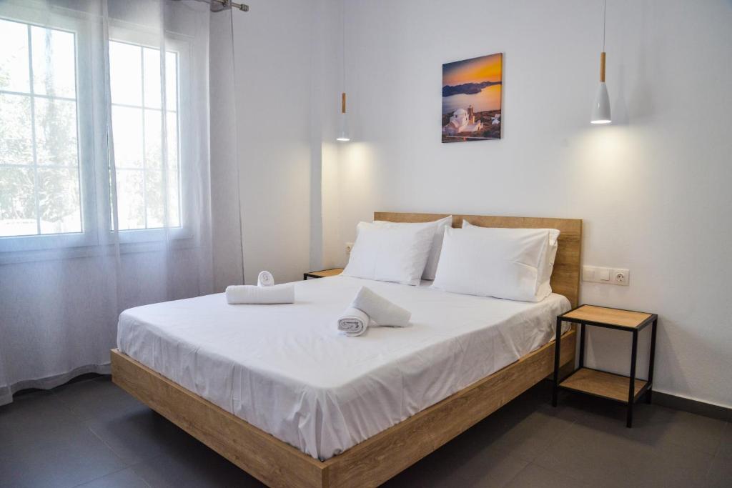 En eller flere senge i et værelse på Tzoka's Apartments