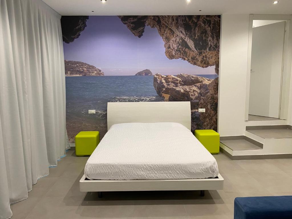 una camera con letto e vista sull'oceano di Torre del mare Rooms a Bergeggi