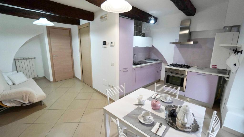 Kuchyň nebo kuchyňský kout v ubytování Ch Suite & PrivateParking - Corso 18 Agosto - Apartment