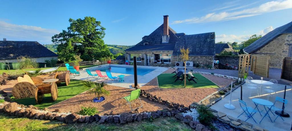 an aerial view of a house with a swimming pool at La Clé Du Maumont in Sainte-Féréole