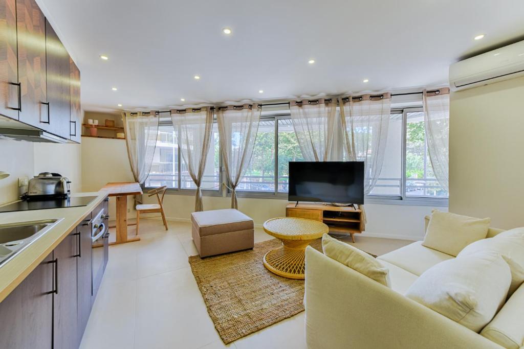 une cuisine et un salon avec un canapé et une télévision dans l'établissement Beautiful apartment 7P City Center Beach 250m, à Antibes