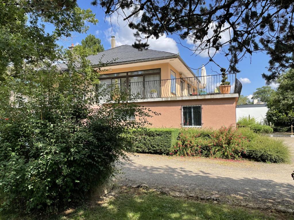 une maison avec un balcon au-dessus dans l'établissement Chez Mone et Bon, à Onet le Château