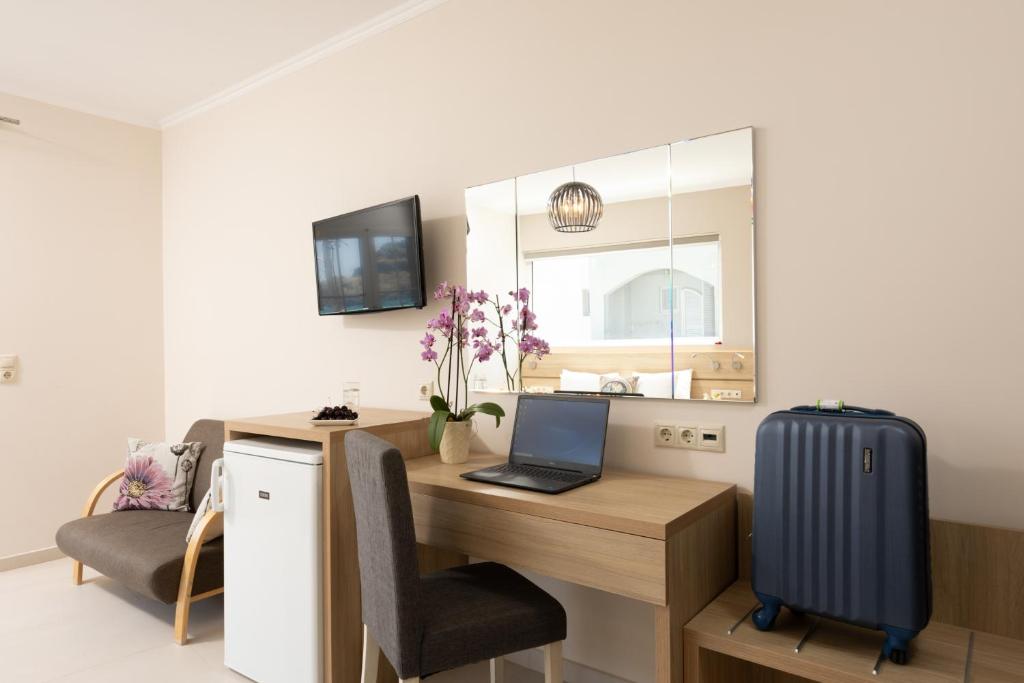 TV a/nebo společenská místnost v ubytování Lamon Hotel