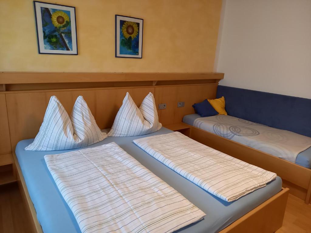 Llit o llits en una habitació de Weingut Gastehaus Palkowitsch