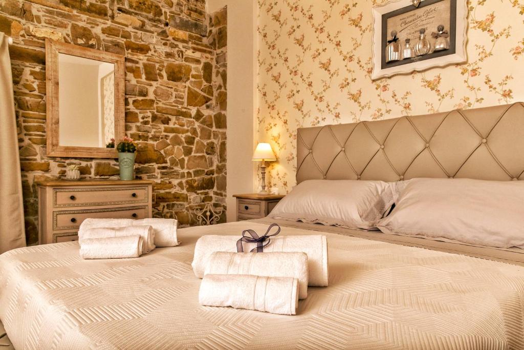 ein Schlafzimmer mit 2 Betten und Handtüchern darauf in der Unterkunft Il Mandorlo Fiorito bed and breakfast in Ogliastro Cilento