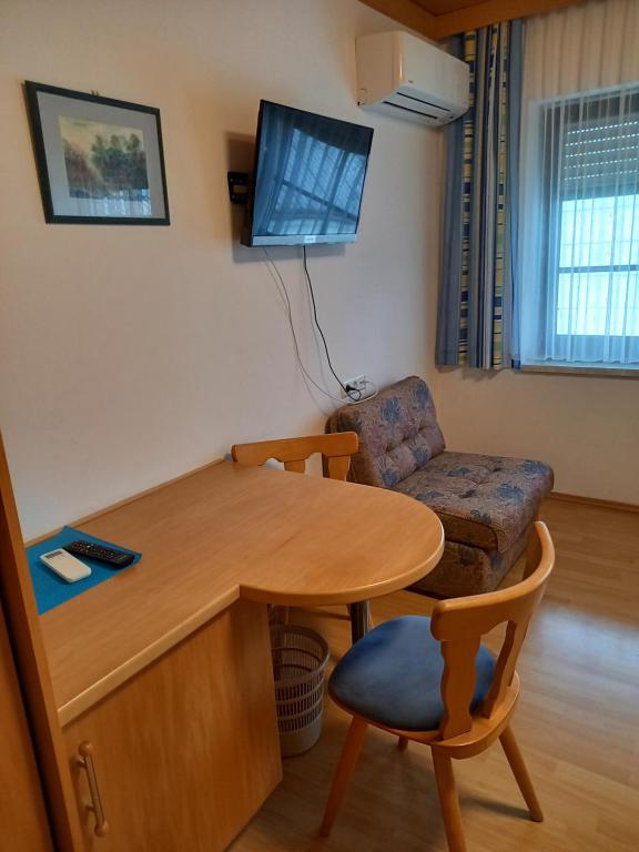 TV a/nebo společenská místnost v ubytování Weingut Gastehaus Palkowitsch