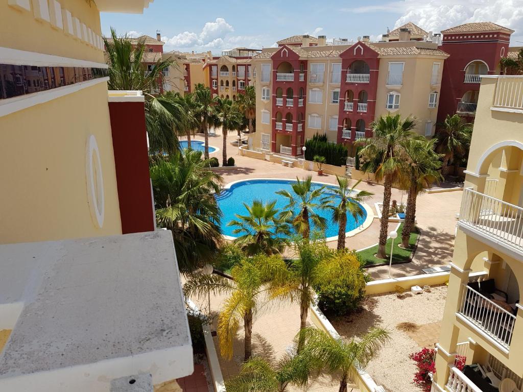 vista aerea di un resort con piscina di Puerto Marina top floor Los Alcazares a Los Alcázares