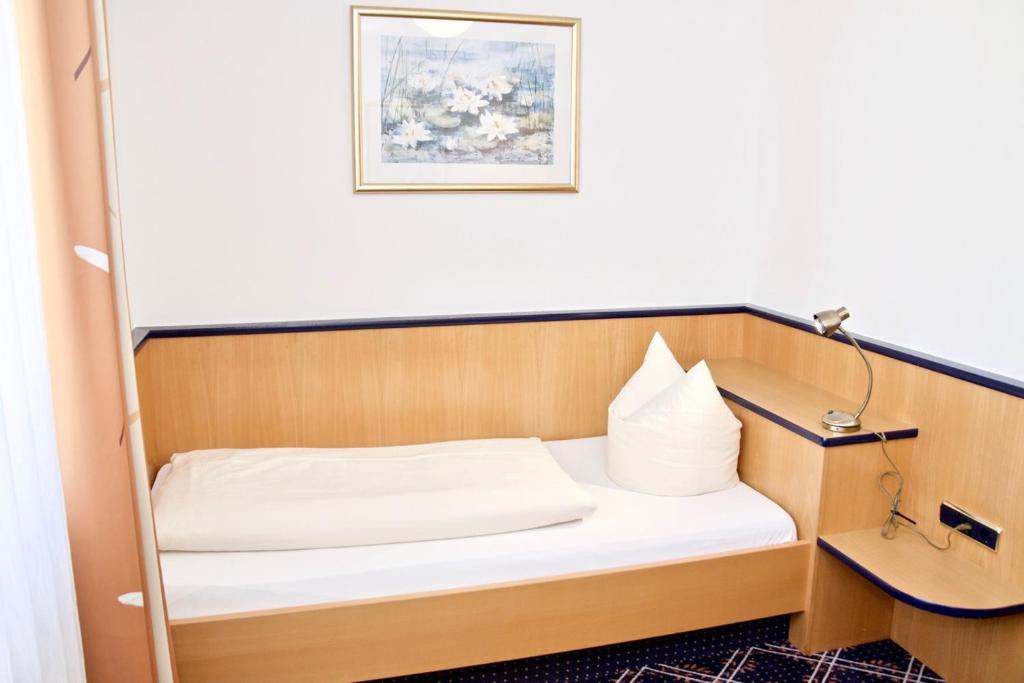Postel nebo postele na pokoji v ubytování Hotel Zur Post