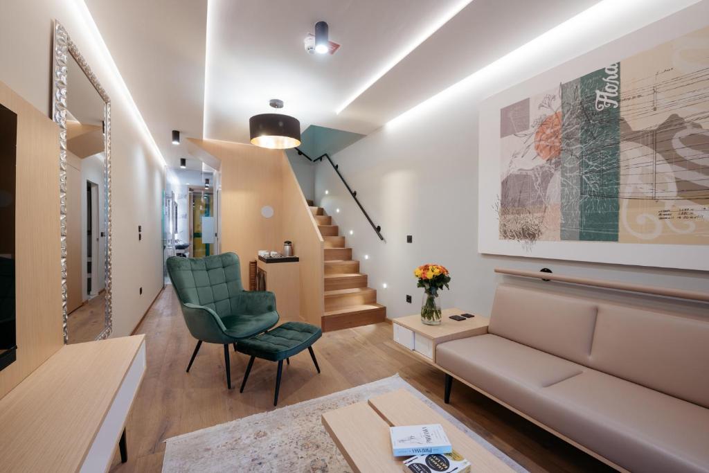 uma sala de estar com um sofá e uma escada em Spa Suite Dobrna - Terme Dobrna em Dobrna