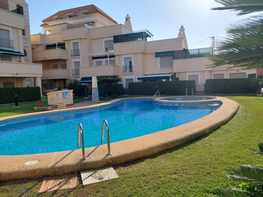 une piscine en face d'un grand bâtiment dans l'établissement Apartment Begoña, à Dénia