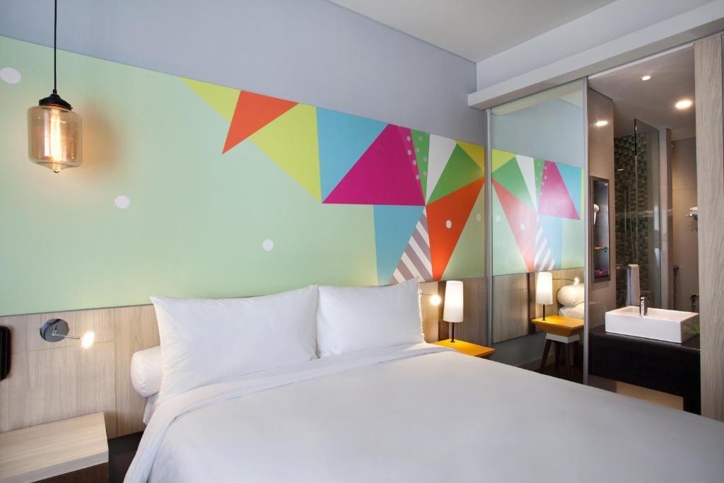 Postel nebo postele na pokoji v ubytování Ibis Styles Jakarta Sunter
