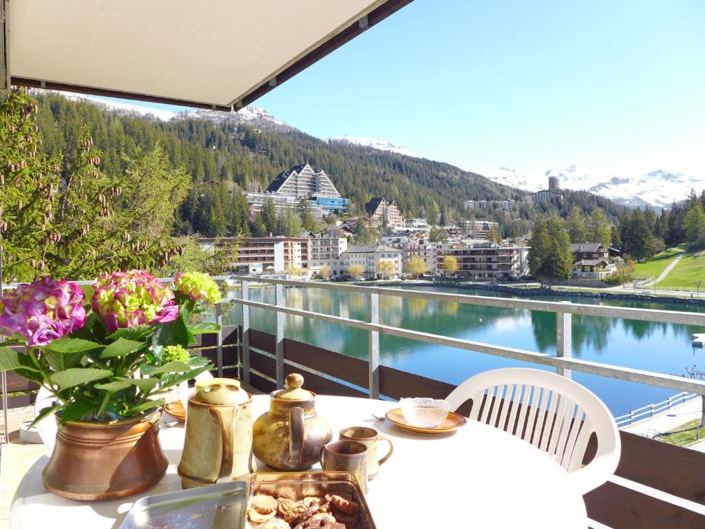 una mesa en un balcón con vistas al río en Apartment Jeanne d'Arc-2 by Interhome, en Crans-Montana