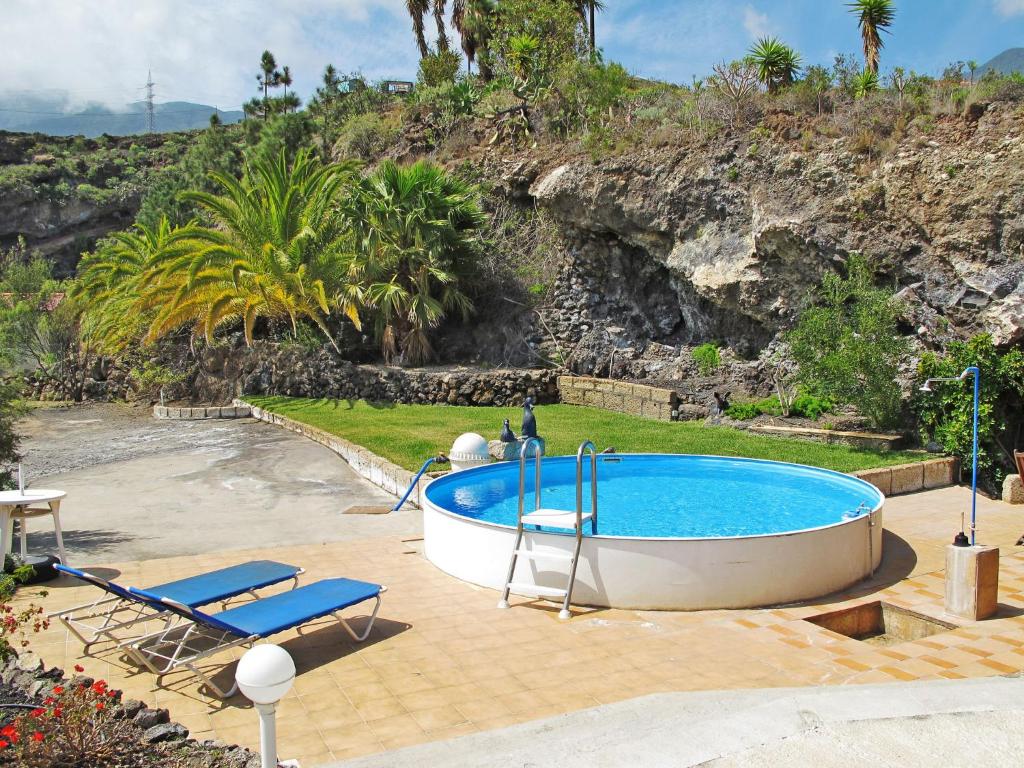 uma piscina com duas cadeiras e um barco em Holiday Home Cuevecitas - CND114 by Interhome em Icoro