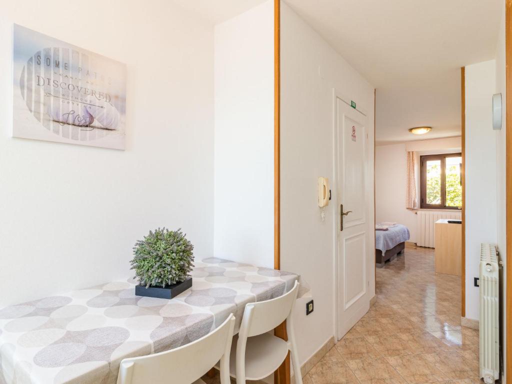 biała jadalnia ze stołem i krzesłami w obiekcie Apartment Antonella & Napoletano-3 by Interhome w mieście Umag