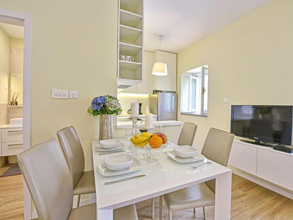 Televízia a/alebo spoločenská miestnosť v ubytovaní Holiday Home Glicinia by Interhome