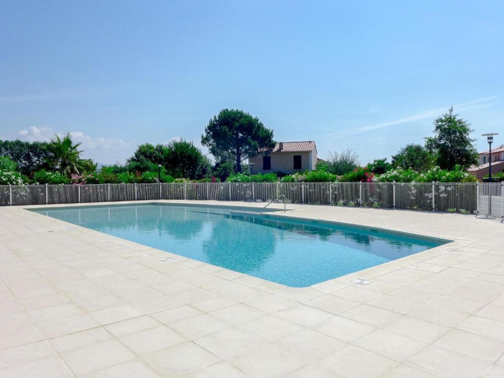 - une piscine dans une arrière-cour avec une clôture dans l'établissement Holiday Home Les Rives du Golf 3 by Interhome, à Roquebrune-sur Argens