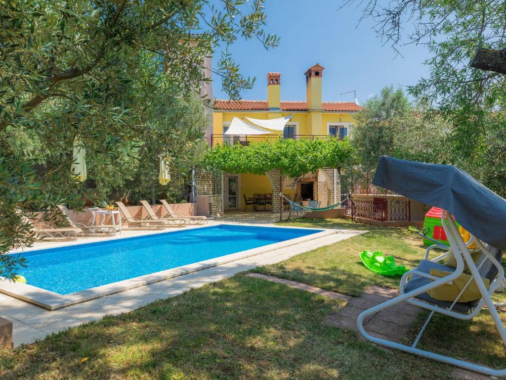Bazén v ubytovaní Holiday Home Duje & Mare by Interhome alebo v jeho blízkosti