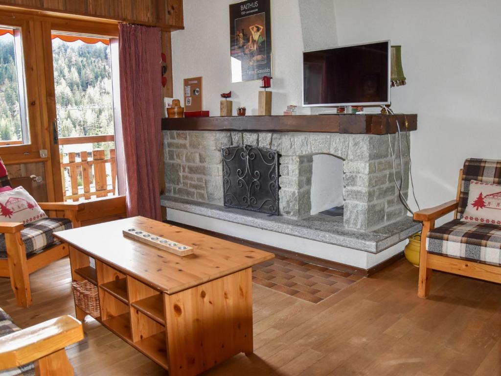 uma sala de estar com lareira e uma televisão por cima em Apartment Parc B 431 by Interhome em Champex