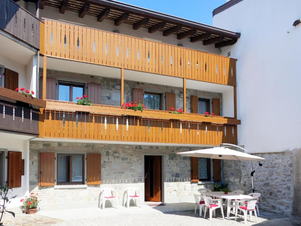 un edificio con balcone con tavolo e ombrellone di Holiday Home Casa Tranquilla by Interhome a San Leonardo
