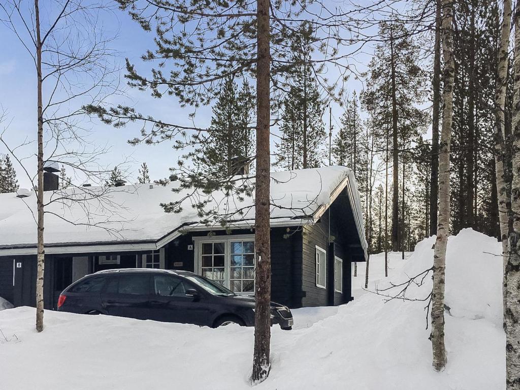 ユッラスヤルヴィにあるHoliday Home Lomaylläs b26 -palovaarankaarre 8 a by Interhomeの雪の家の前に停められた車