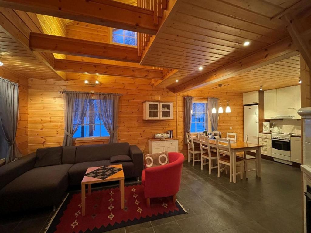 een woonkamer en een keuken met een bank en een tafel bij Holiday Home Ylläsriekko - itätupa by Interhome in Ylläsjärvi