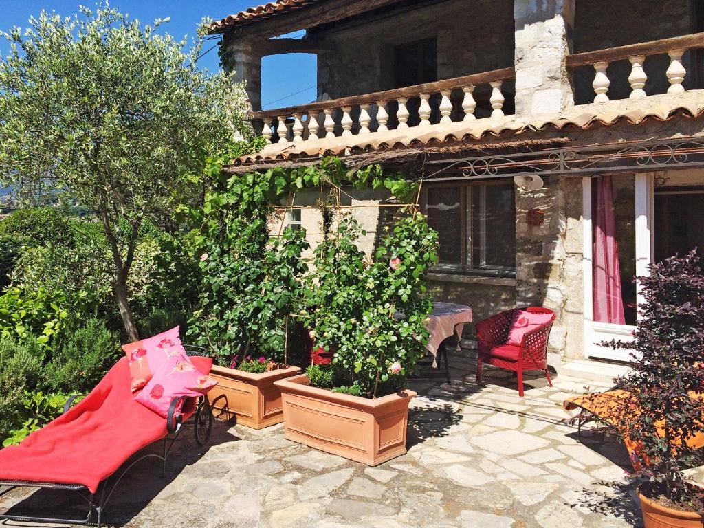 une terrasse avec des chaises et des arbres dans l'établissement Apartment Villa Vivendi - VEN109 by Interhome, à Vence