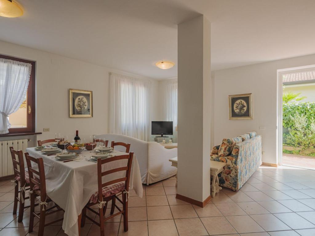 Televízia a/alebo spoločenská miestnosť v ubytovaní Holiday Home Rosa by Interhome