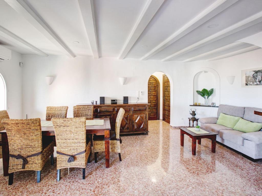 A seating area at Holiday Home Leon by Interhome