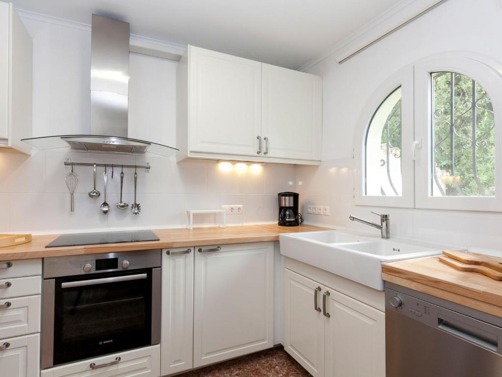 A kitchen or kitchenette at Holiday Home Leon by Interhome