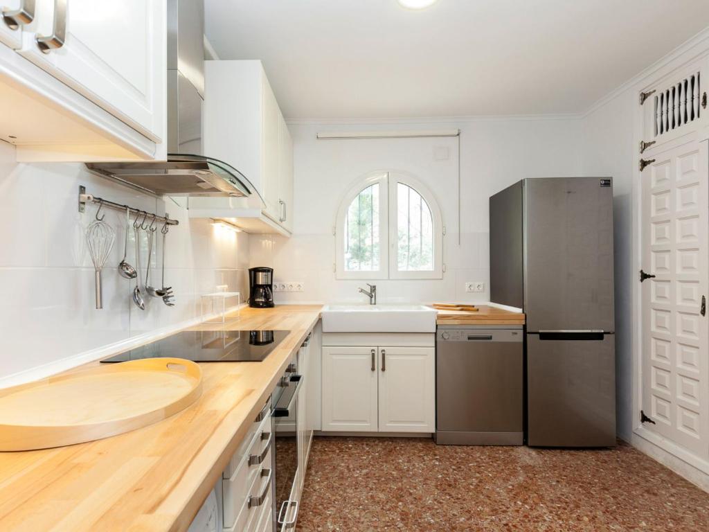 A kitchen or kitchenette at Holiday Home Leon by Interhome