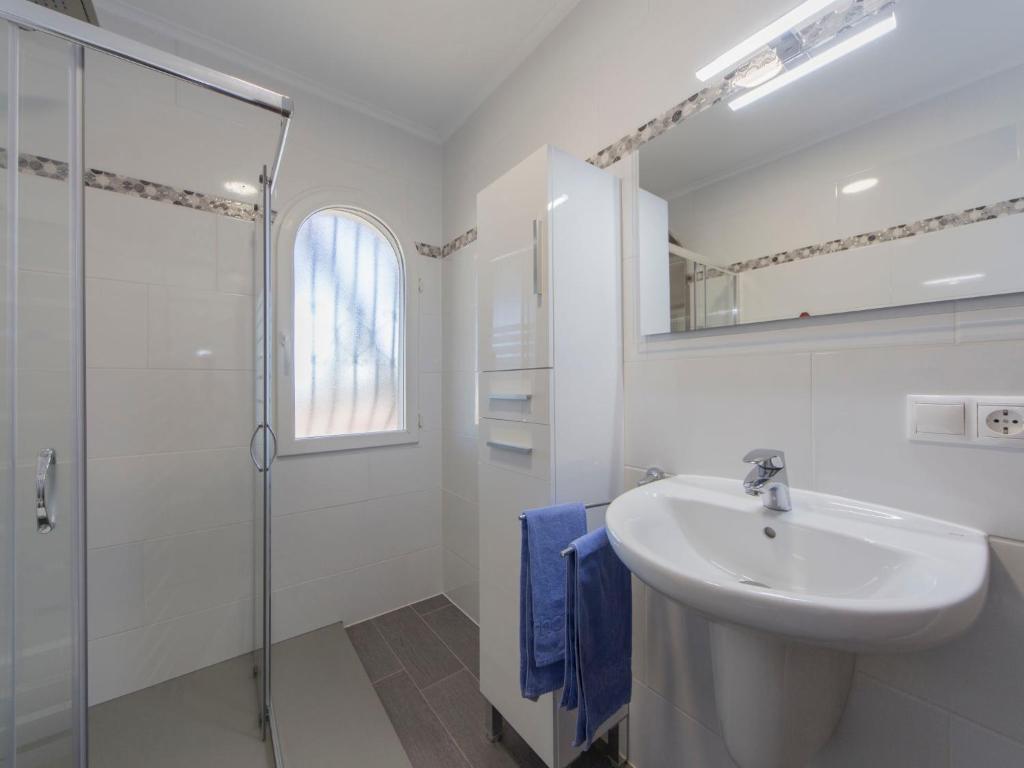 A bathroom at Holiday Home Leon by Interhome