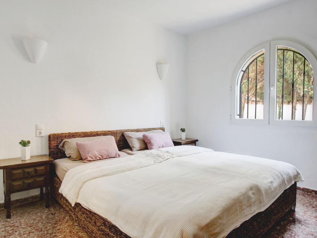 A bed or beds in a room at Holiday Home Leon by Interhome