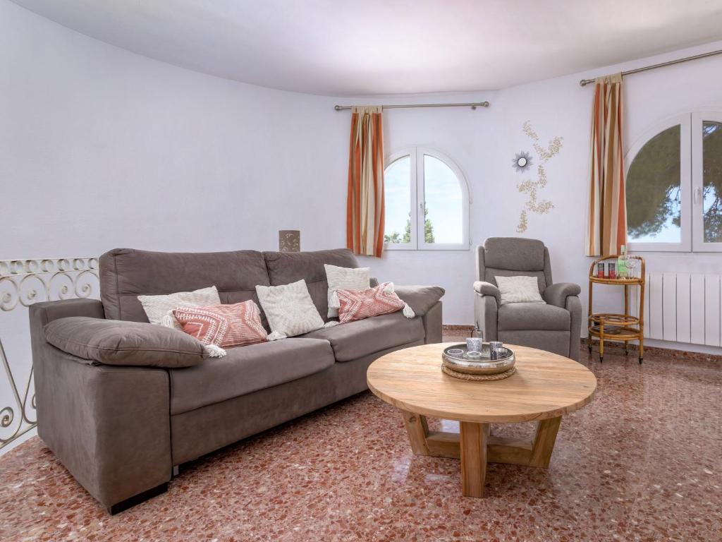 A seating area at Holiday Home Leon by Interhome