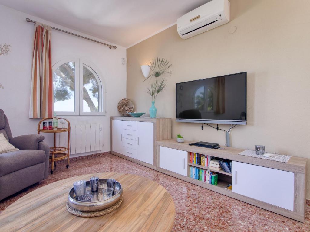 A television and/or entertainment centre at Holiday Home Leon by Interhome