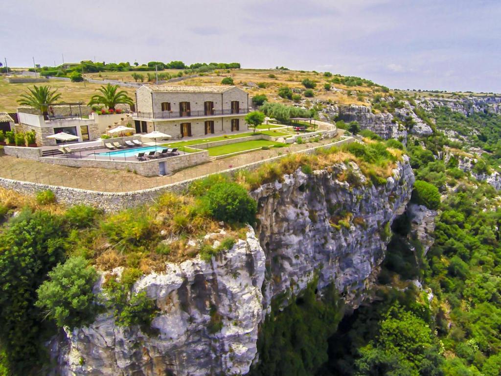 una vista aérea de una casa sobre un acantilado en Villa al Castello by Interhome, en Pietre Nere San Zagaria