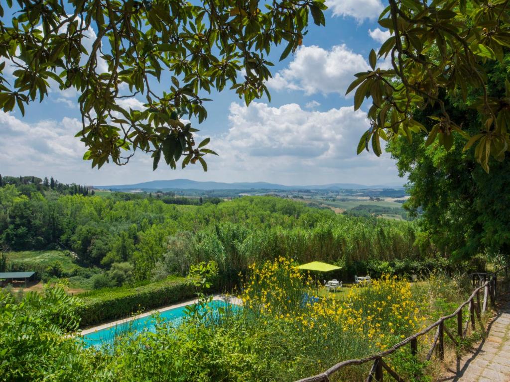 einen Pool in einem Garten mit einem Zaun und Bäumen in der Unterkunft Apartment Tipologia Bilo by Interhome in Monsanto