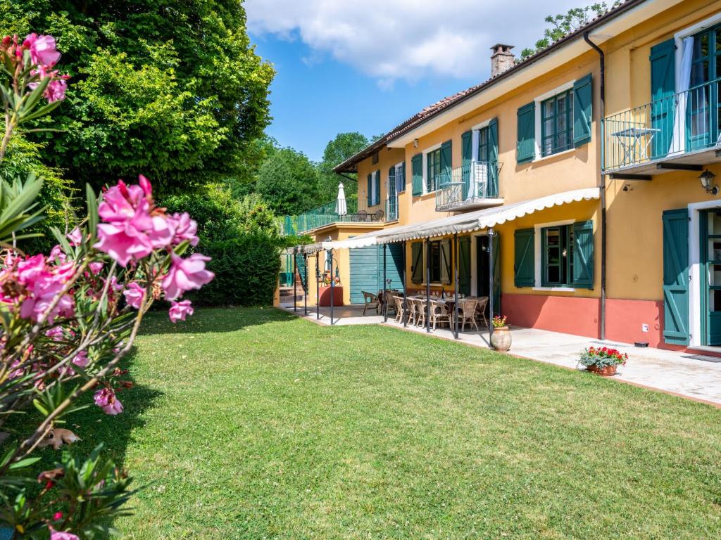 - une vue sur la cour d'une maison ornée de fleurs roses dans l'établissement Holiday Home Cascina Virginia-6 by Interhome, à Vigliano d'Asti