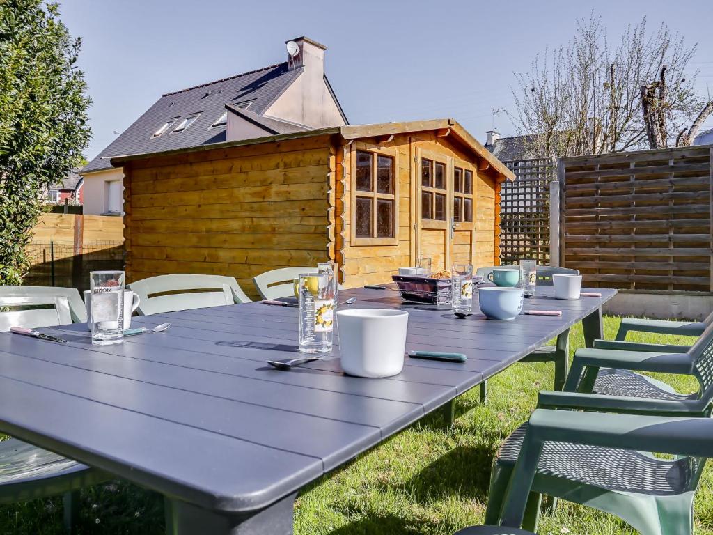 une table bleue et des chaises devant une cabine dans l'établissement Holiday Home Lamomali by Interhome, à Lancieux
