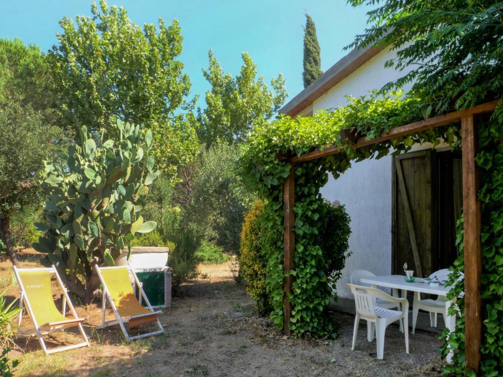 BraccagniにあるHoliday Home Calvello by Interhomeの庭園内のパティオ(テーブル、椅子付)