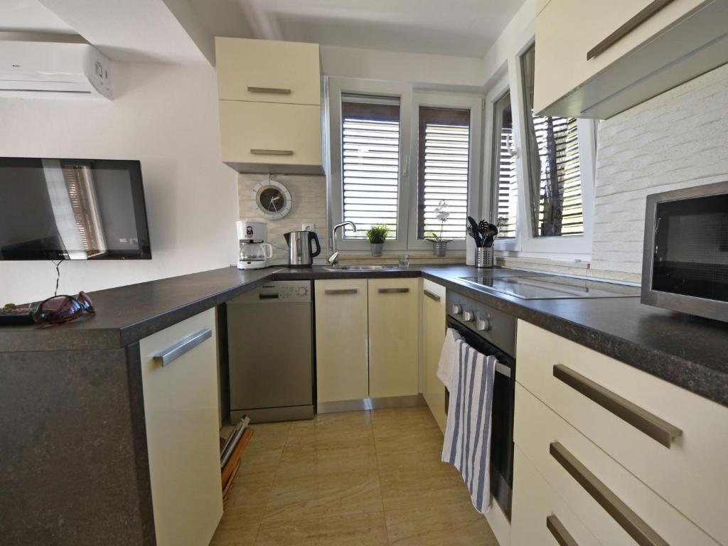 Kuchyňa alebo kuchynka v ubytovaní Holiday Home Arbo by Interhome