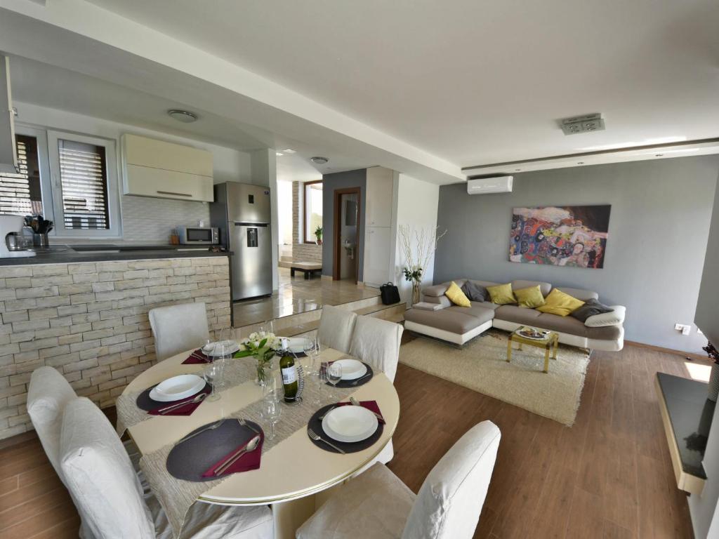 Kuchyňa alebo kuchynka v ubytovaní Holiday Home Arbo by Interhome