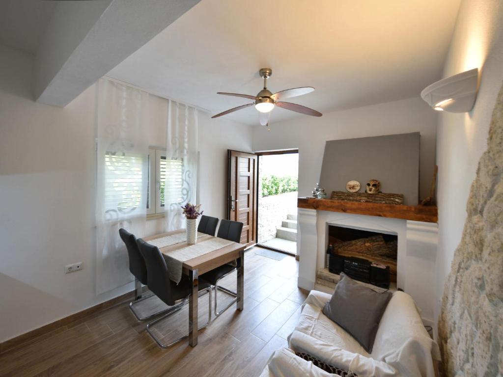 Posedenie v ubytovaní Holiday Home Arbo by Interhome
