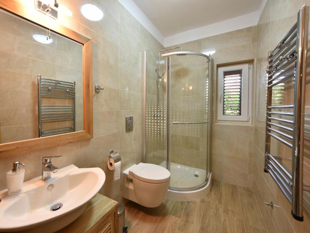 Kúpeľňa v ubytovaní Holiday Home Arbo by Interhome
