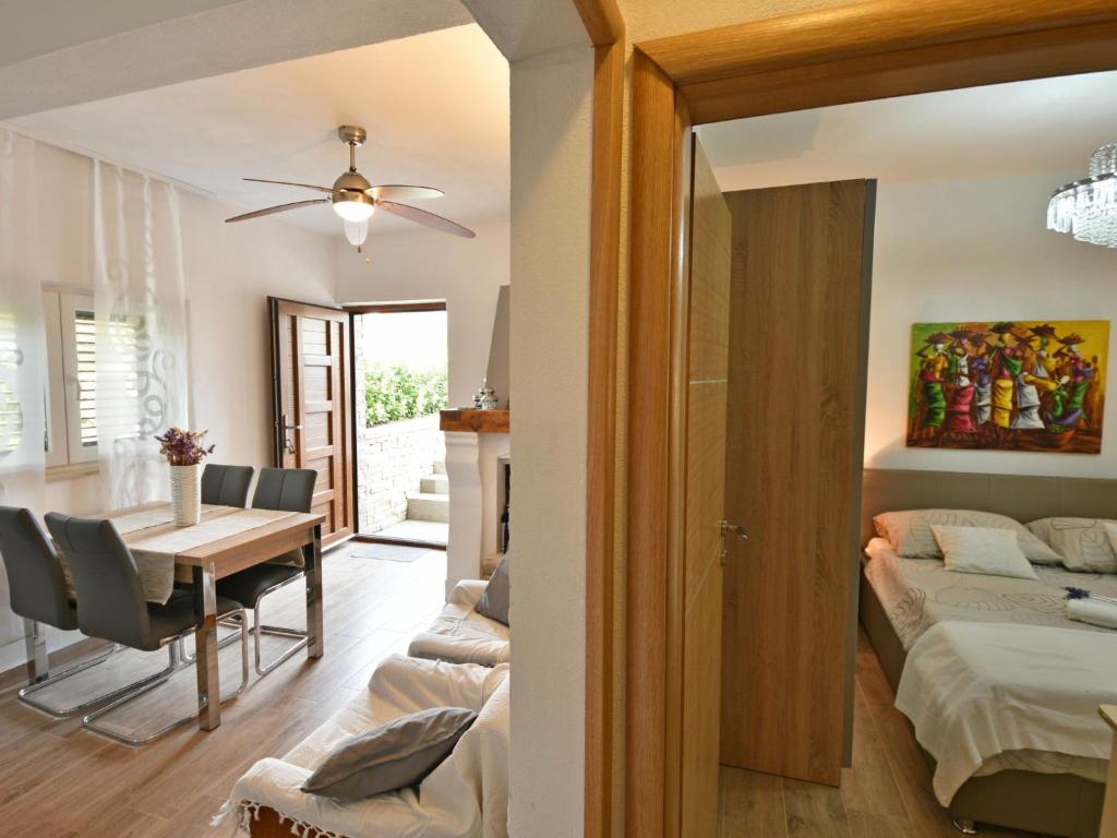 Posteľ alebo postele v izbe v ubytovaní Holiday Home Arbo by Interhome