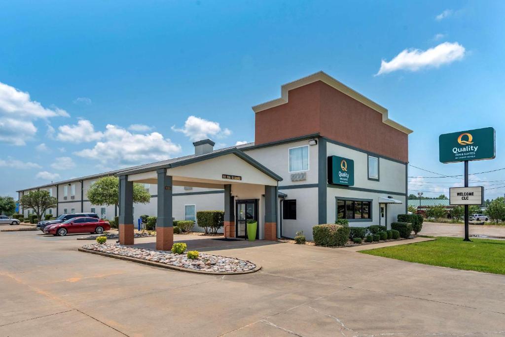 een gebouw met een tankstation op een parkeerplaats bij Quality Inn & Suites in Demopolis