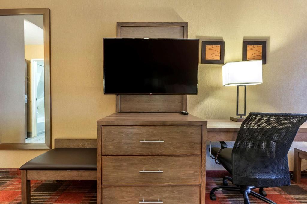 TV a/nebo společenská místnost v ubytování Comfort Inn Flagstaff Lucky Lane I-40