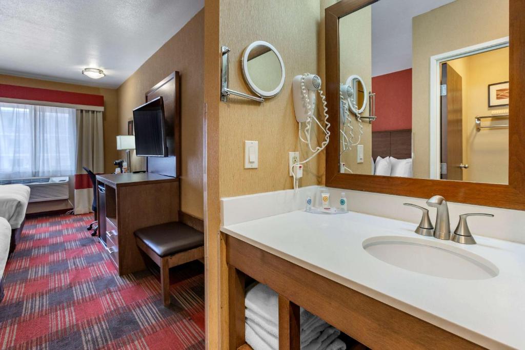 TV a/nebo společenská místnost v ubytování Comfort Inn Flagstaff Lucky Lane I-40