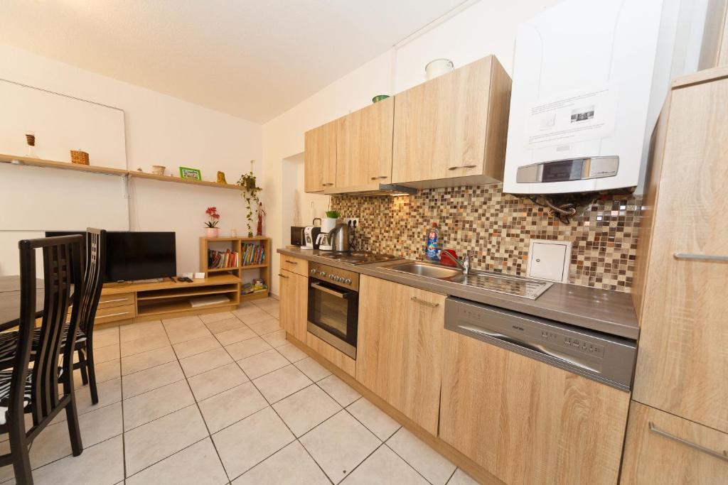 Kuchyňa alebo kuchynka v ubytovaní Apartments in Vienna near Schönbrunn & Westbahnhof - Keyless Check-In