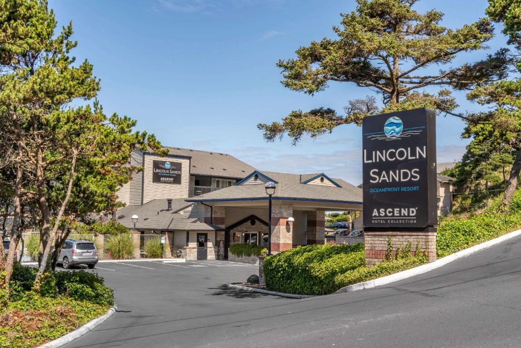 a sign for anolis inn stands in front of a building at Lincoln Sands Oceanfront Resort, Ascend Hotel Collection in Lincoln City